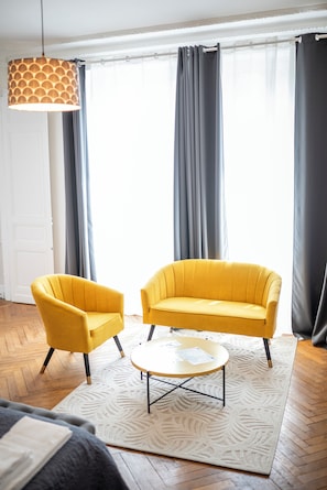 Familie suite | 1 slaapkamer, luxe beddengoed, individueel gedecoreerd, een bureau