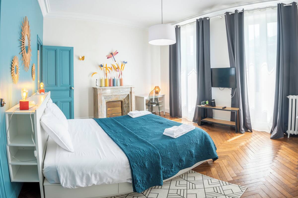 Chambre Manon | 高級寢具、書桌、筆電工作空間、遮光布/窗簾