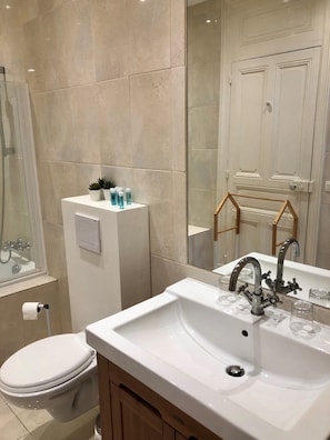Chambre Laura | Badezimmer | Umweltfreundliche Kosmetikartikel, Haartrockner, Handtücher, Seife