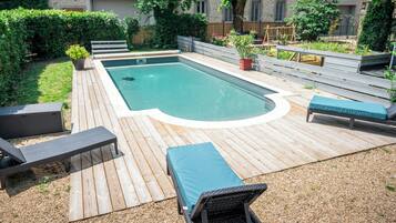Piscine extérieure (ouverte en saison), chaises longues