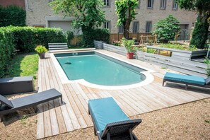 Sesongbasert utendørsbasseng og solsenger