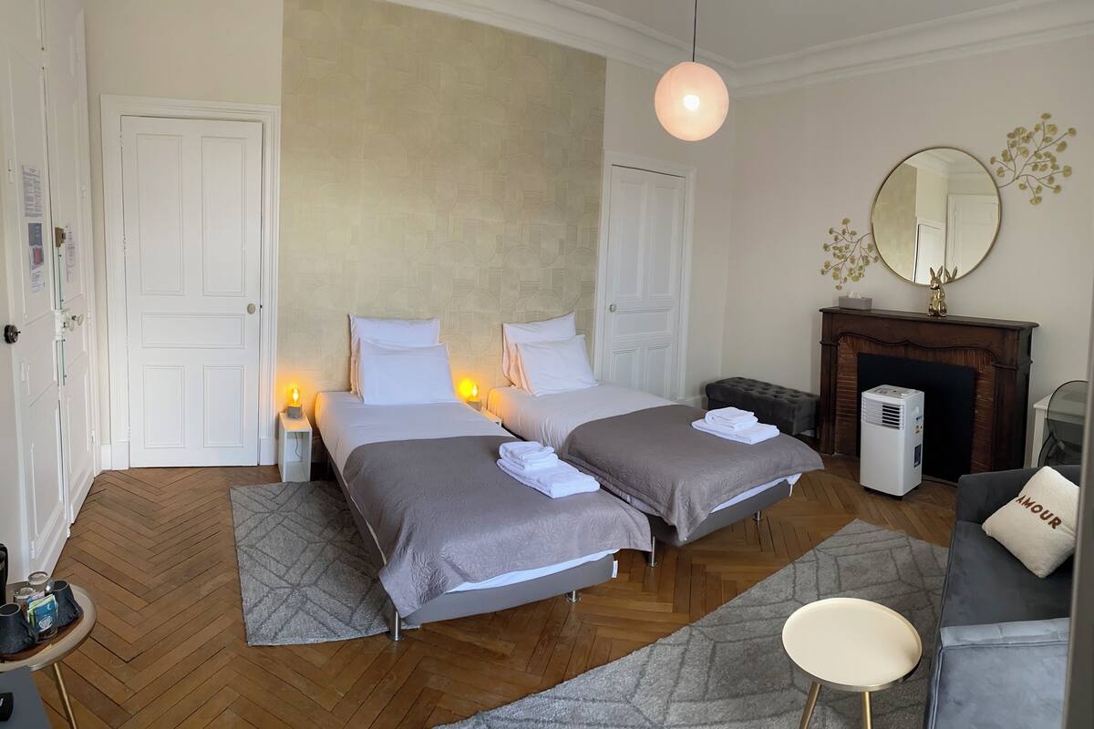 Chambre Laura | 高級寢具、書桌、筆電工作空間、遮光布/窗簾