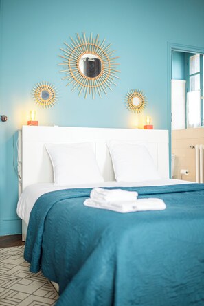 Chambre Manon | 고급 침구, 각각 다른 스타일의 인테리어, 책상, 노트북 작업 공간