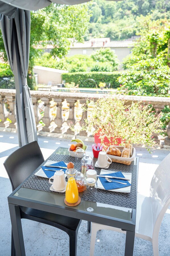 Free daily local cuisine breakfast