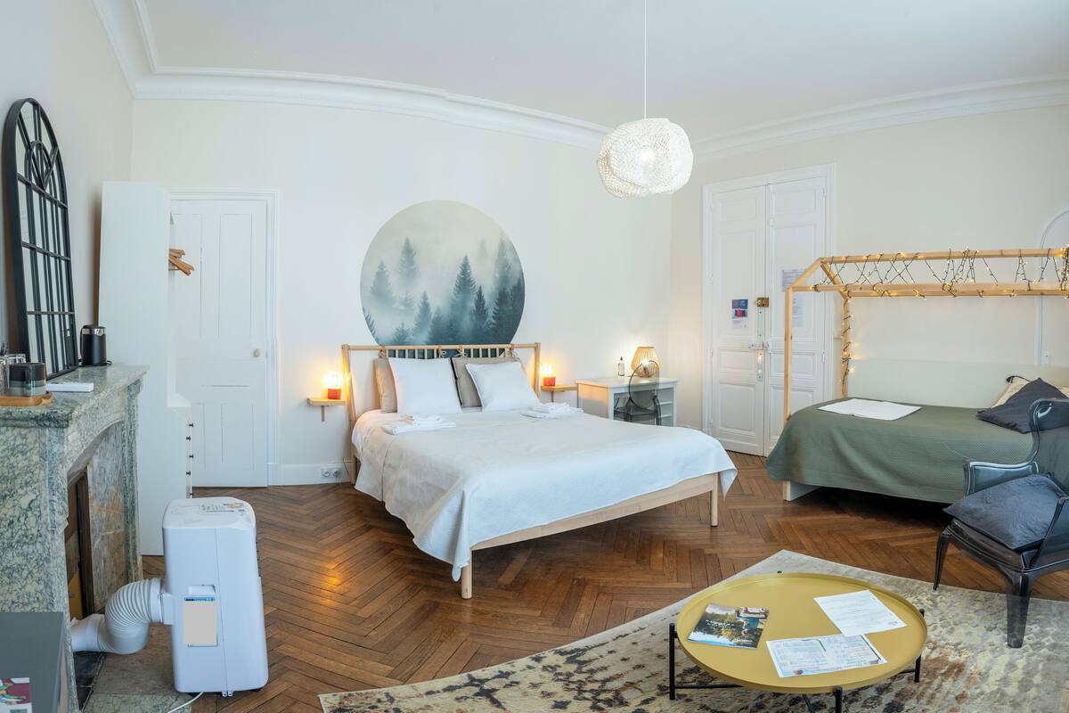 Chambre Camille | 高級寢具、書桌、筆電工作空間、遮光布/窗簾