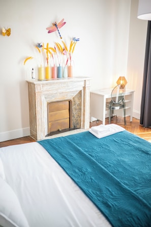 Eenvoudige kamer | 1 slaapkamer, luxe beddengoed, individueel gedecoreerd, een bureau