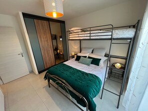 3 chambres, fer et planche à repasser, Wi-Fi, draps fournis