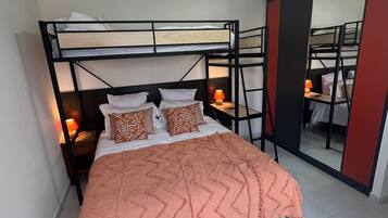 3 slaapkamers, een strijkplank/strijkijzer, wifi, beddengoed