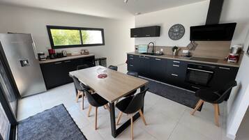 Een koelkast, een microgolfoven, een oven, een kookplaat