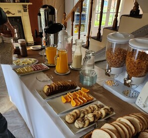 Tägliches inbegriffenes kontinentales Frühstück
