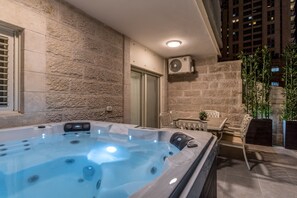 Apartment | Terrace/patio - One BDR with a Huge Terrace (Jerusalem)