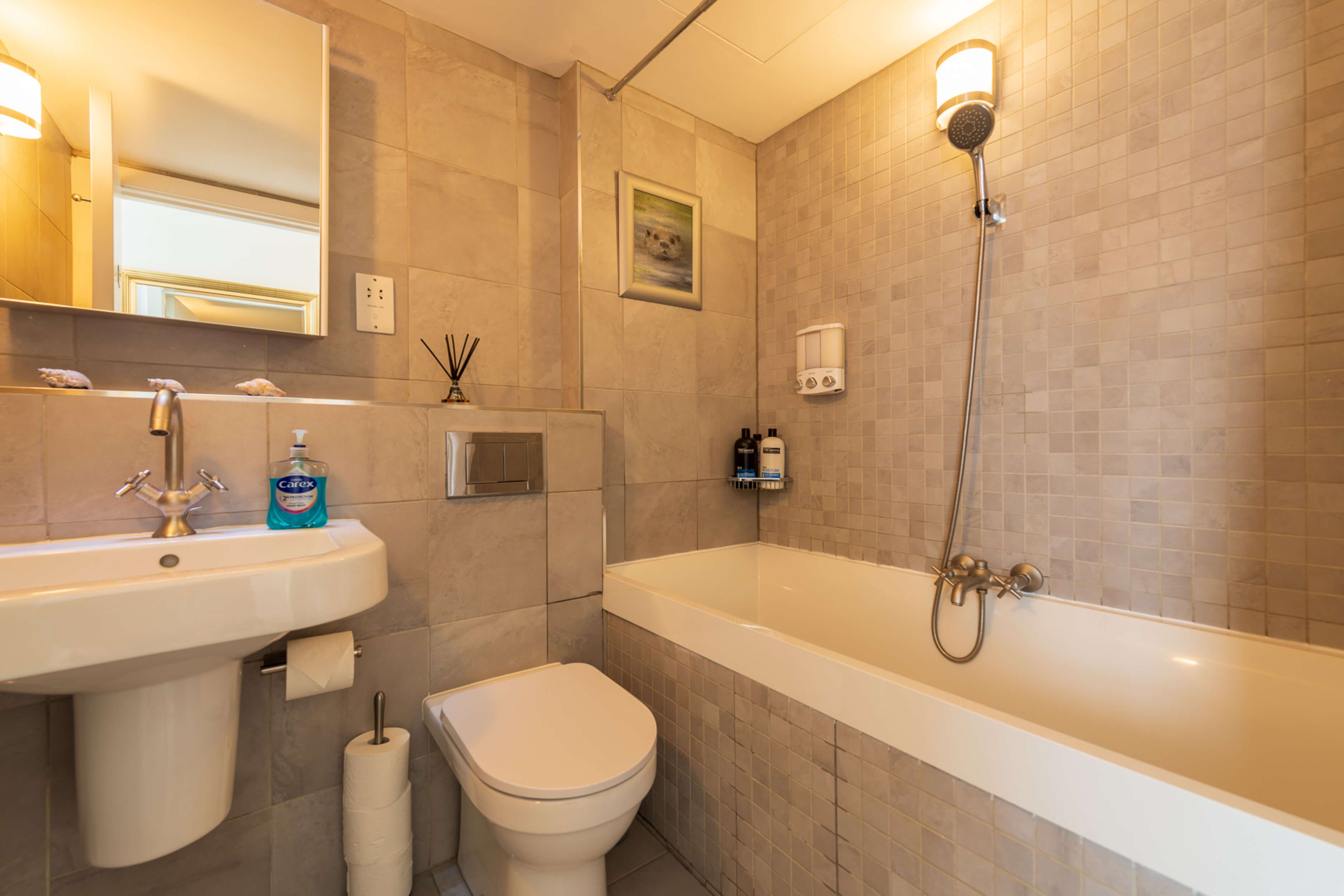 Une salle de bain avec un lavabo, des toilettes et une baignoire.