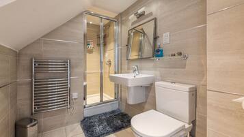 Premium Penthouse | Bathroom | Free toiletries, hair dryer, towels, soap
