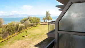 A balcony with a view of the sea and mountains. - MariRena plaz (North Kynouria)