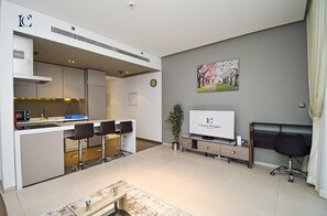 Apartment | Wohnbereich | 41-Zoll-Smart-TV mit Kabelempfang, Fernseher