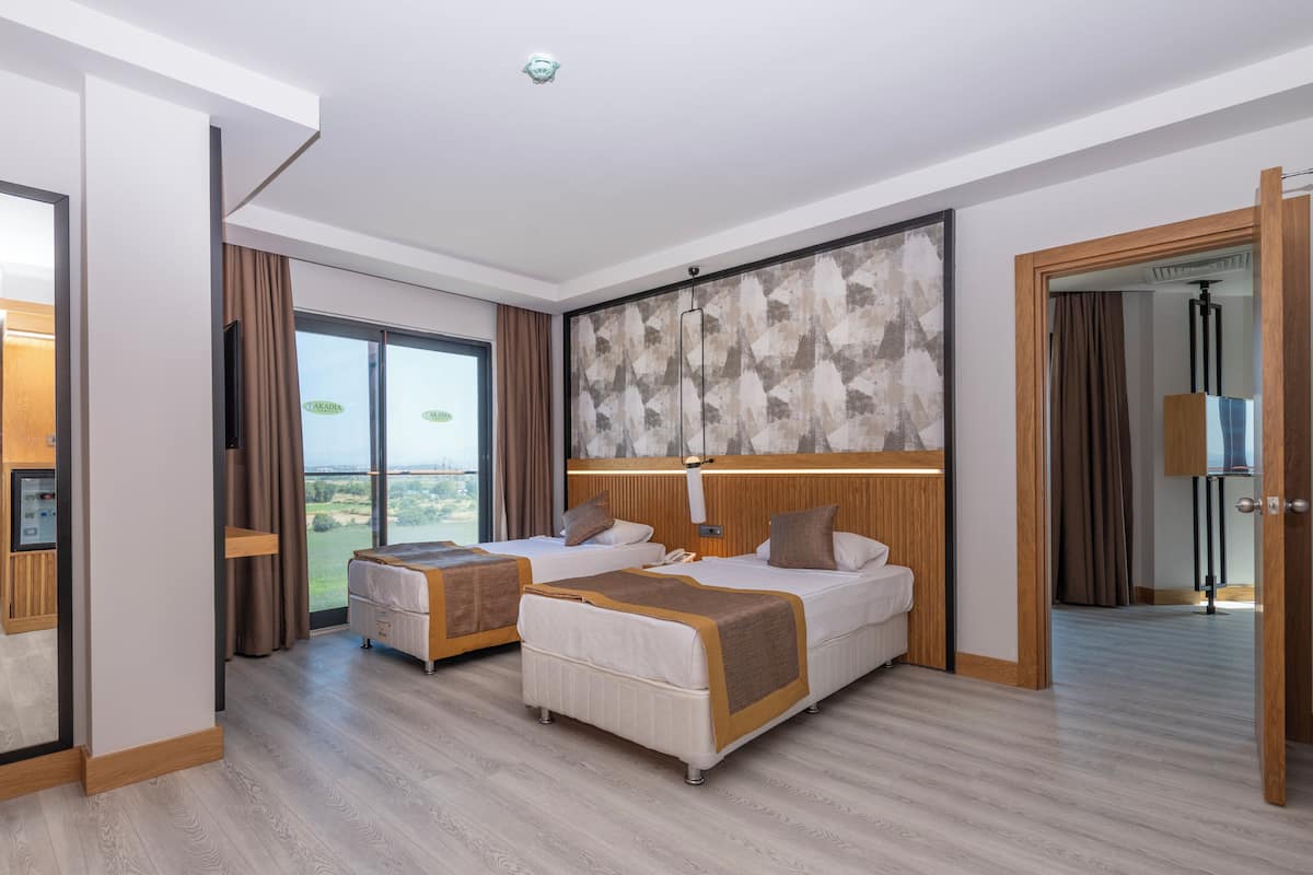 Premium bedding, free minibar, desk, soundproofing