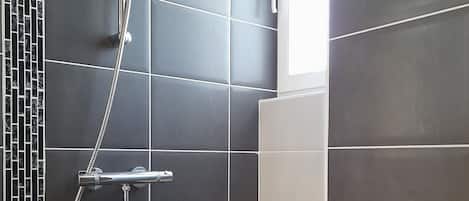 Douche, sĂšche-cheveux, papier toilette