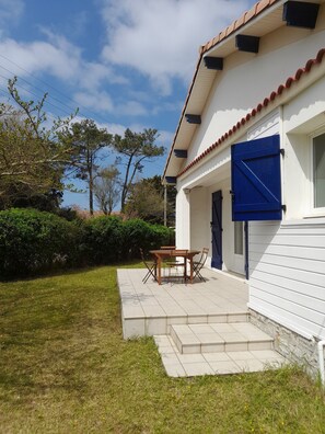 Outdoor dining - Family home, beach, lake and town center within 450m walking distance (Vieux-Boucau-les-Bains)