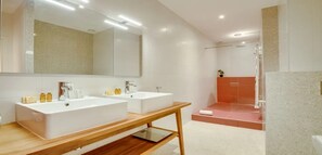Douche, sèche-cheveux, serviettes fournies, savon