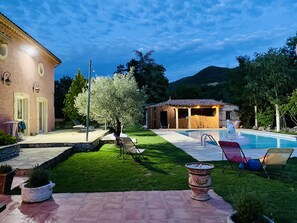 Een buitenzwembad en een verwarmd zwembad