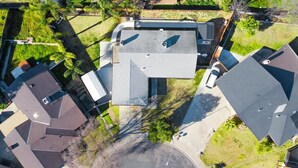 Une vue aérienne d’un quartier résidentiel composé de nombreuses maisons, chacune ayant une forme et une taille de toit distinctes.