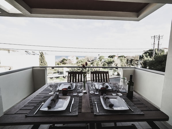 Ropa de cama hipoalergénica y caja de seguridad en la habitación