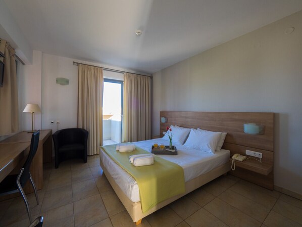 Hypo-allergenic bedding, in-room safe, free WiFi, bed sheets