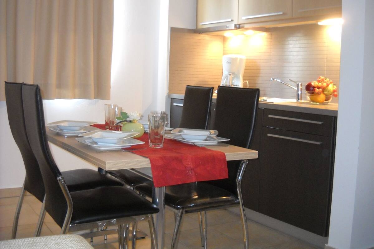 Mikrowelle, Herdplatte, Wasserkocher mit Kaffee-/Teezubehör