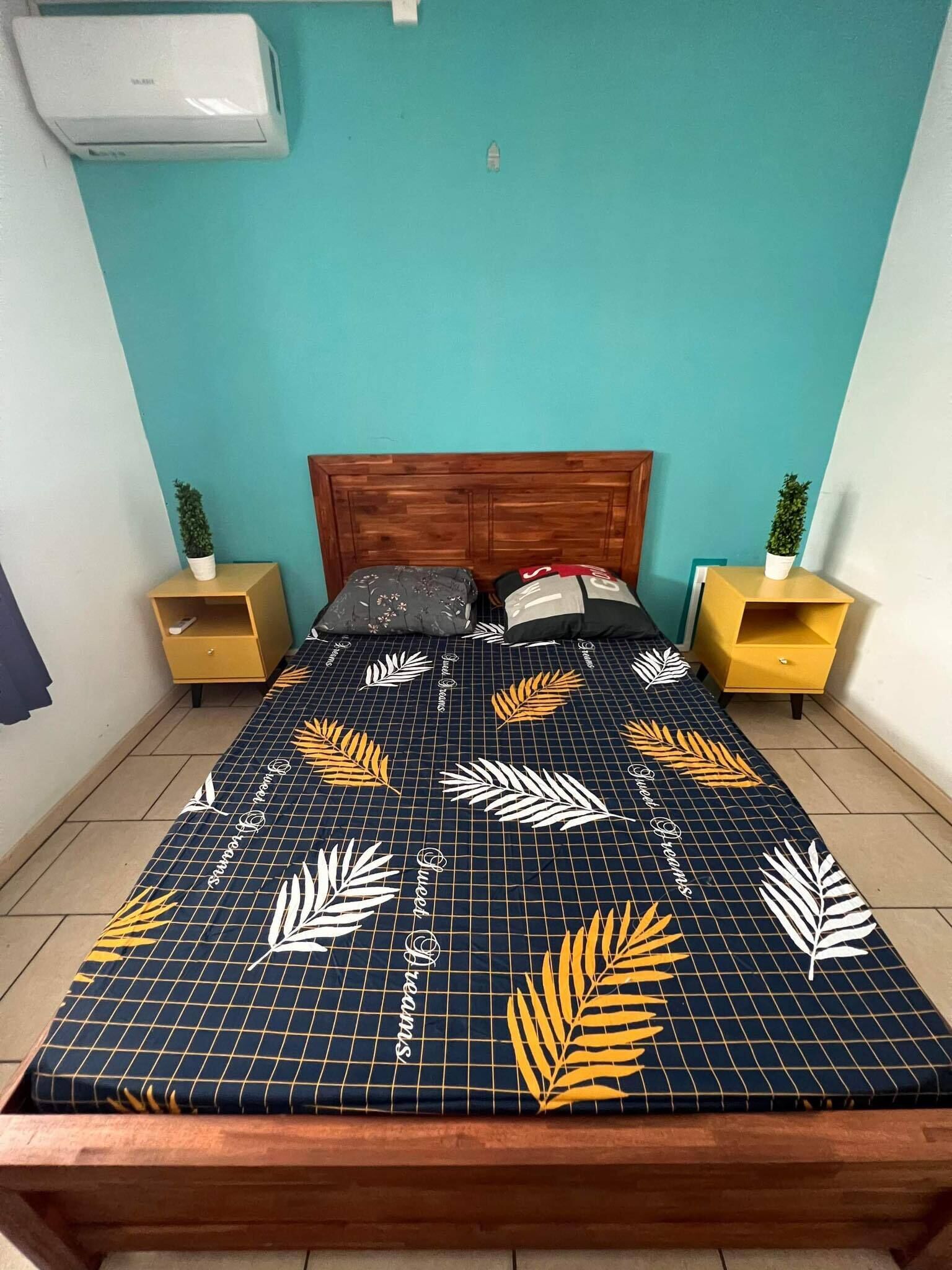 3 chambres, bureau, fer et planche à repasser, lit parapluie