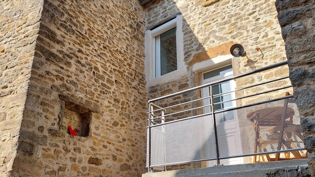 A stone building with a metal balcony railing and a window. - Country house with jacuzzi (Cheilly-lès-Maranges)