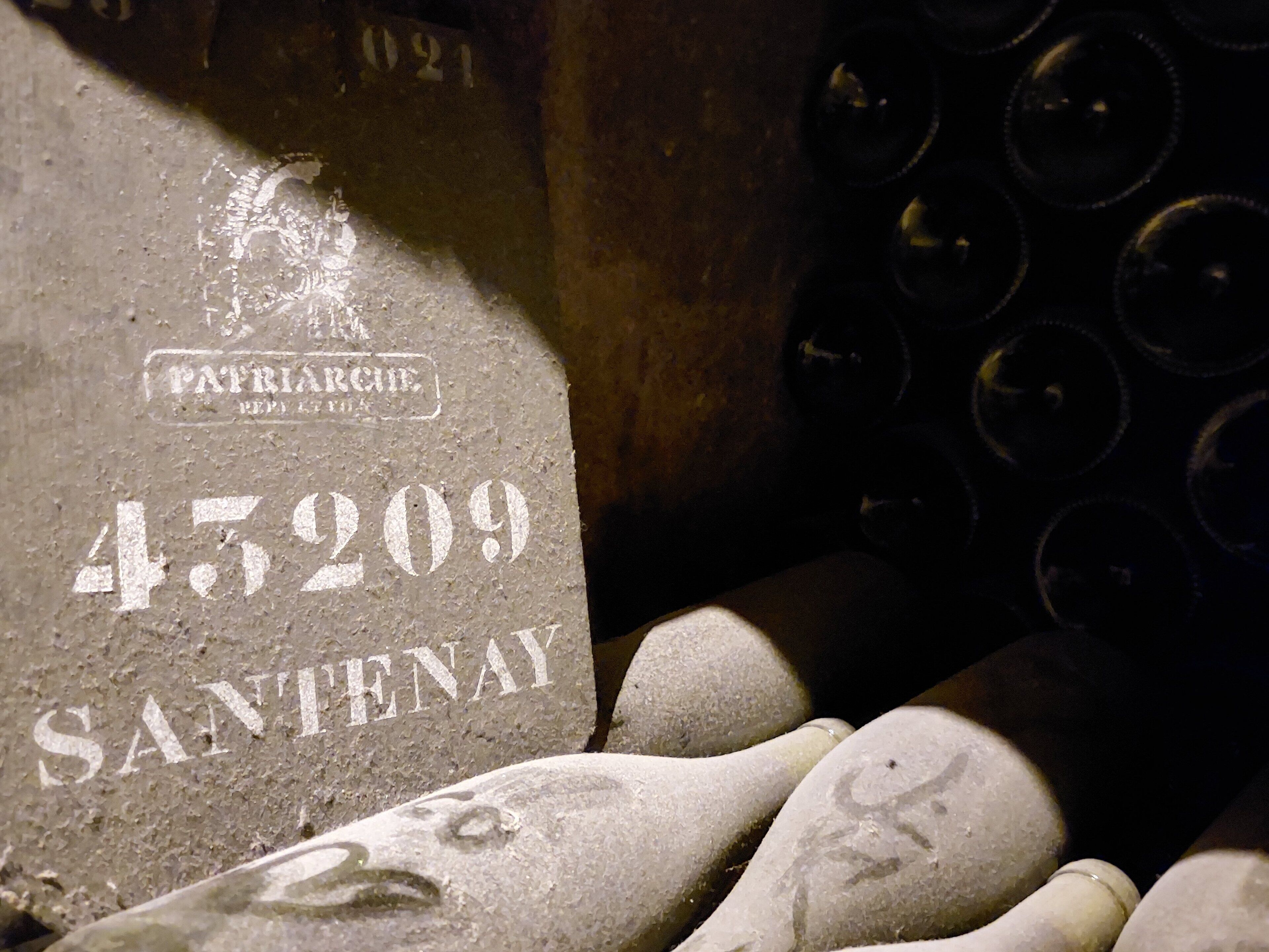 Una máquina de escribir antigua con una placa que dice "PATRIGNIE", "SANTENAY" y el número "45209".