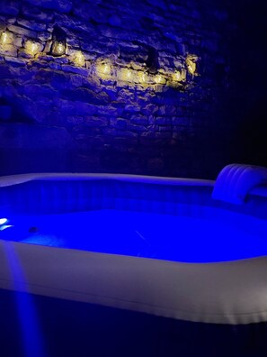 Pool - Country house with jacuzzi (Cheilly-lès-Maranges)