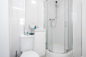 Apartment | Bathroom | Shower, hair dryer, towels, shampoo - Cosy and Functional 1 Bedroom Flat in London (London)