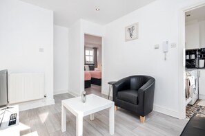 Apartment | Living room | 30-inch TV with digital channels - Cosy and Functional 1 Bedroom Flat in London (London)