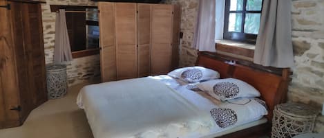 2 chambres, fer et planche à repasser, Wi-Fi, draps fournis