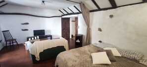 3 bedrooms, iron/ironing board, WiFi, bed sheets - Between charm and relaxation with its jacuzzi. (Curvalle)
