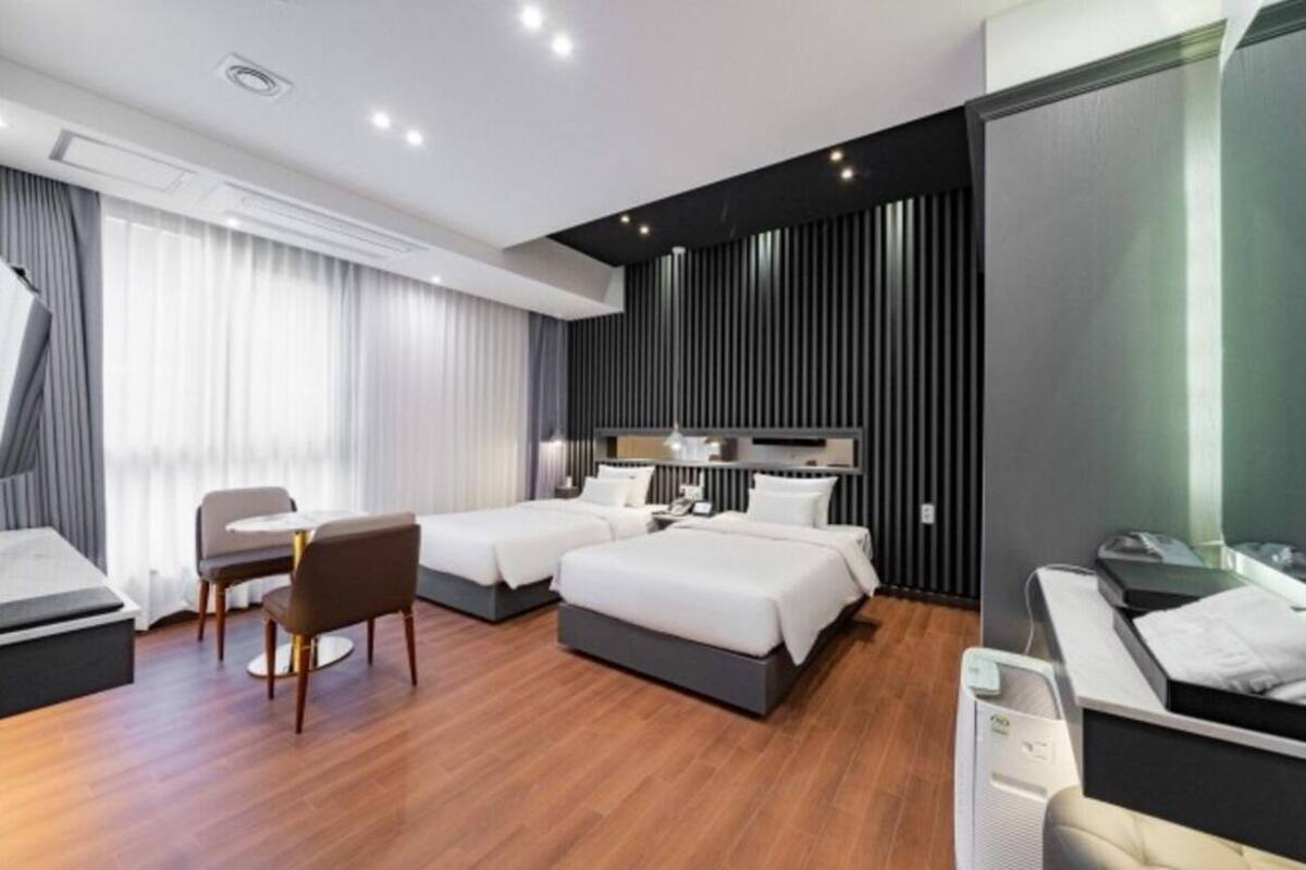 Deluxe Twin Room | Laptop workspace, WiFi (free), bed sheets