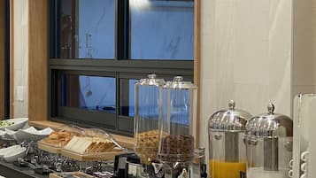 Petit déjeuner buffet (10000 KRW par personne)