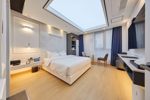 مساحة عمل للكمبيوتر المحمول وواي فاي مجانًا وملاءات أسرّة