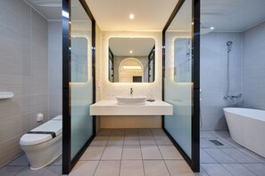Signatur-værelse med 2 enkeltsenge | Badeværelse | Hårtørrer, badekåber, bidet, håndklæder