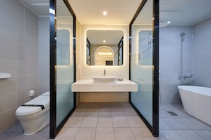 Quarto duplo com design assinado | Banheiro | Secador de cabelo, roupões de banho, bidê, toalhas de banho