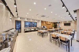 매일 뷔페 아침 식사(1인당 KRW 10000)