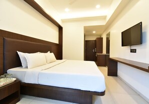 Habitación ejecutiva | Escritorio y ropa de cama 