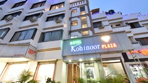 A hotel named "Hotel Kohinoor Plaza" with multiple floors, air conditioning units, and a sign with illuminated letters. - Hotel Kohinoor Plaza (Chhatrapati Sambhajinagar)