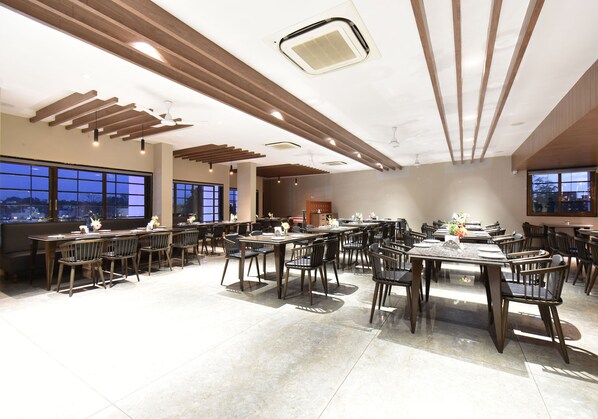 Café da manhã completo todos os dias (INR 200 por pessoa)