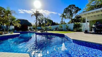 Una piscina al aire libre, una piscina climatizada