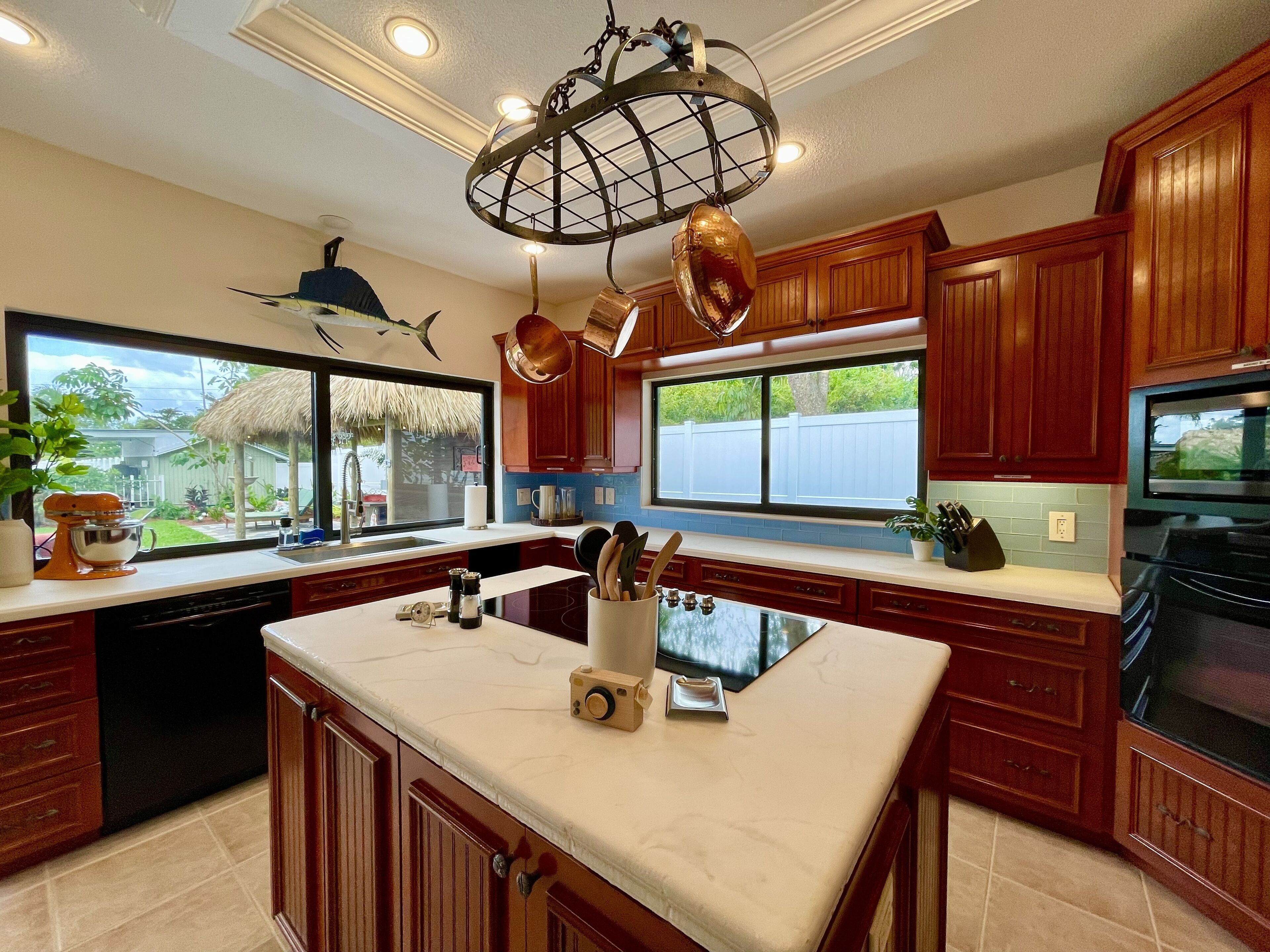 PRIVATE 1 ACRE RETREAT: 5 BD, 4 BA, Heated Pool, Mini Golf, 5 Tikis, Sleeps 14