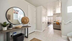Townhome, 5 Bedrooms | Bahagian dalam