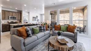 Townhome, 5 Bedrooms | Ruang tamu | TV 