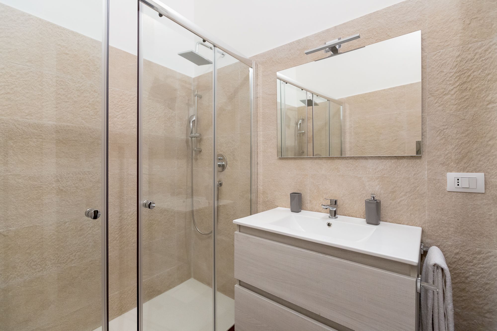 Sèche-cheveux, serviettes fournies